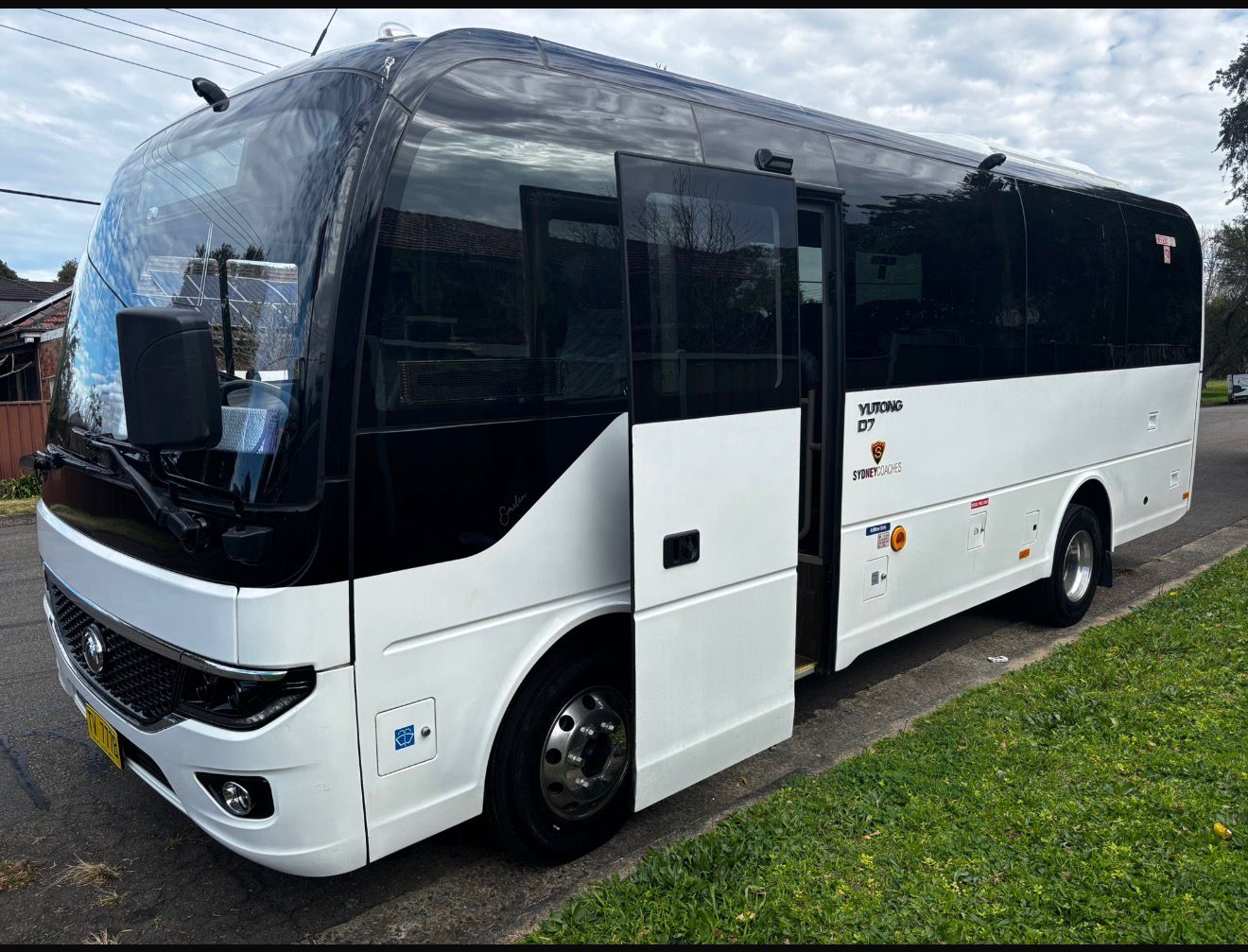 A white Yutong D7 midi-coach, exterior